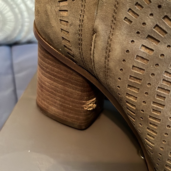 Women’s taupe suede Vince Camuto peep toe booties - Picture 3 of 4